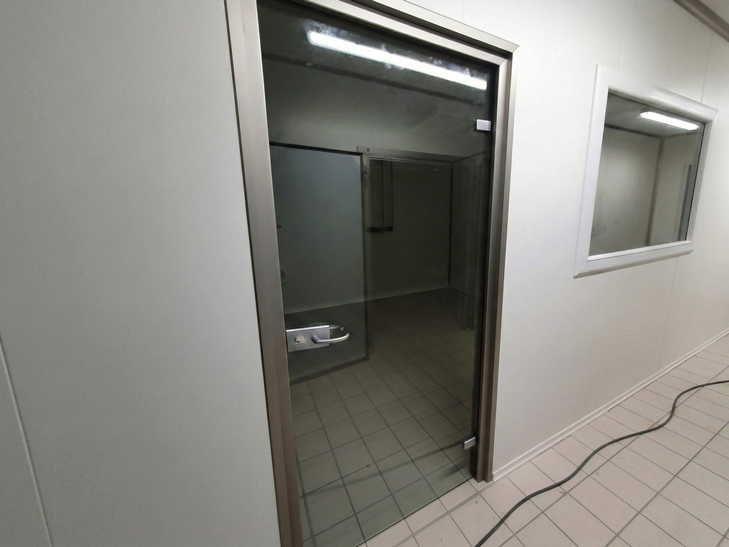 Porte stratifi&eacute;e ACOPASS avec vitrage Clarit